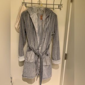 Denver Hayes sleepwear robe in grey
